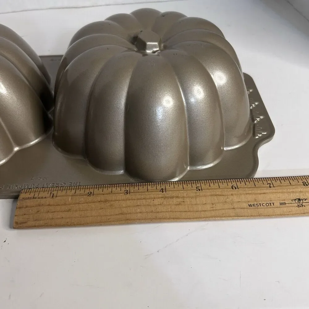 Nordic Ware The Great Pumpkin Pan. 10 Cup Capacity. Made In USA